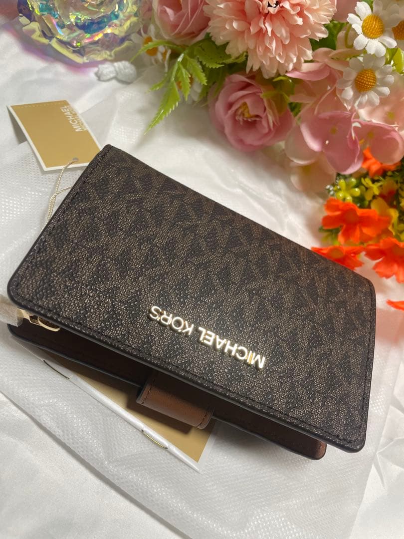 バ*。様 ❤️[新品、未使用]❤️Michael Kors 二つ折りシグネチャー