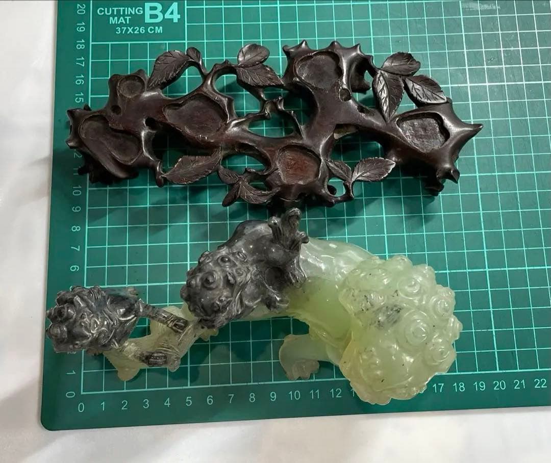 希少　中国骨董　美術品　翡翠　青島獅子　天然石　置物　年代物　台座付き　箱付き