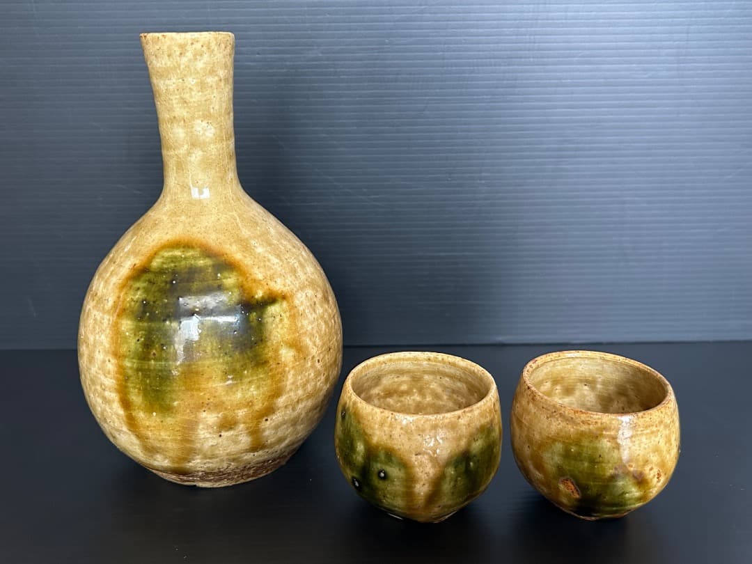 黄瀬戸の徳利と猪口 (加藤春鼎作)