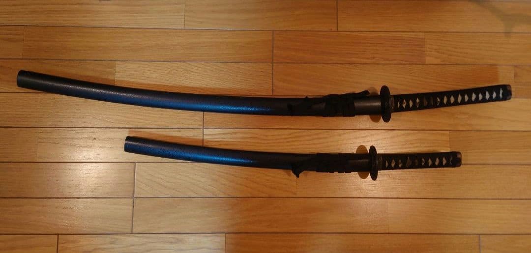 模造刀　二振り　台座付き