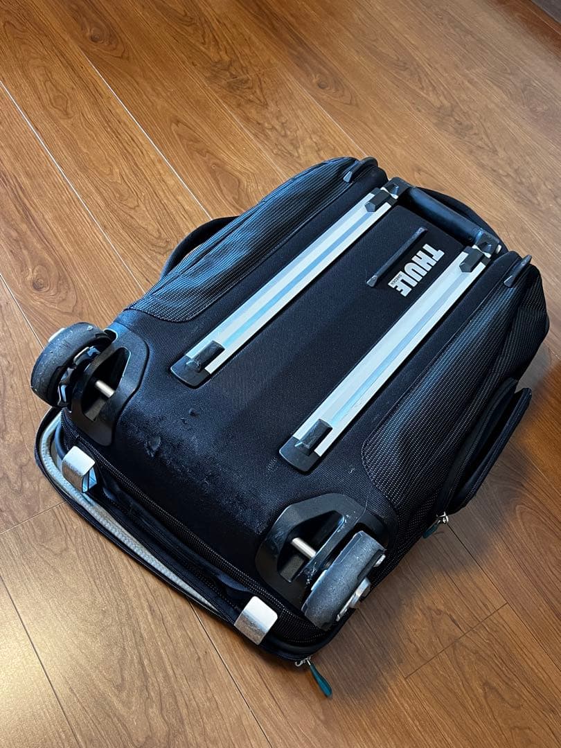 THULE 中型キャリーケース ブラック