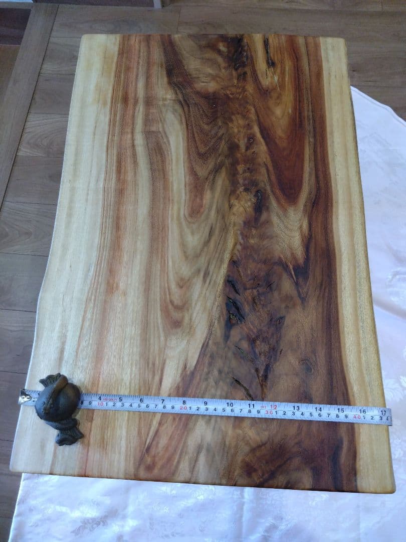 楠（くす）のテーブル⑲　耳付き楠の木の一枚板の模様が綺麗なテーブル