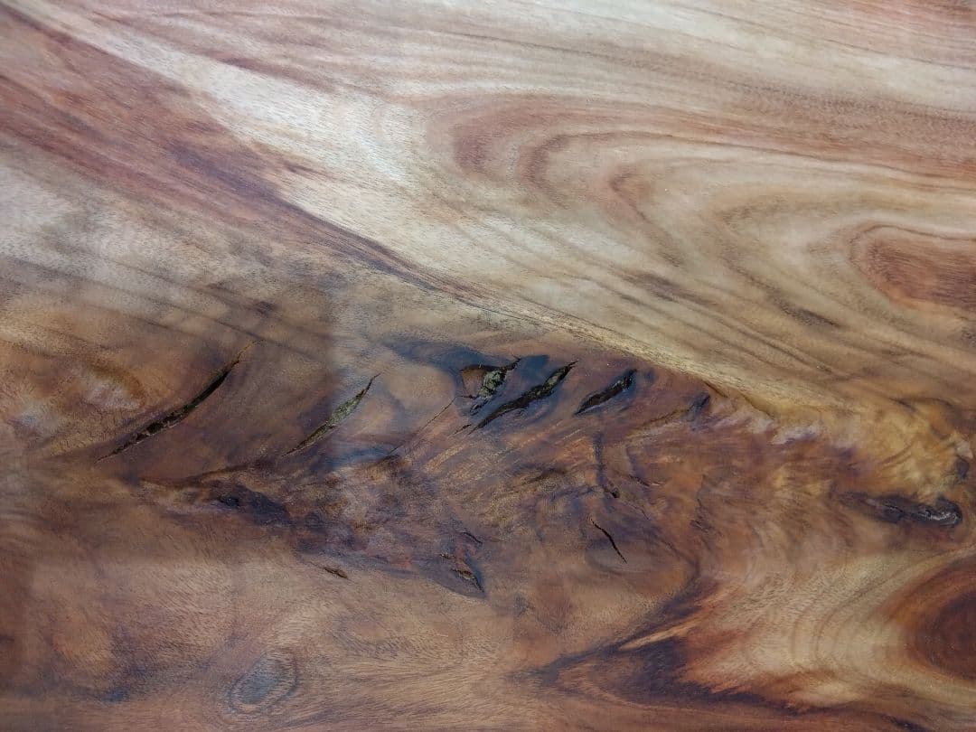 楠（くす）のテーブル⑲　耳付き楠の木の一枚板の模様が綺麗なテーブル