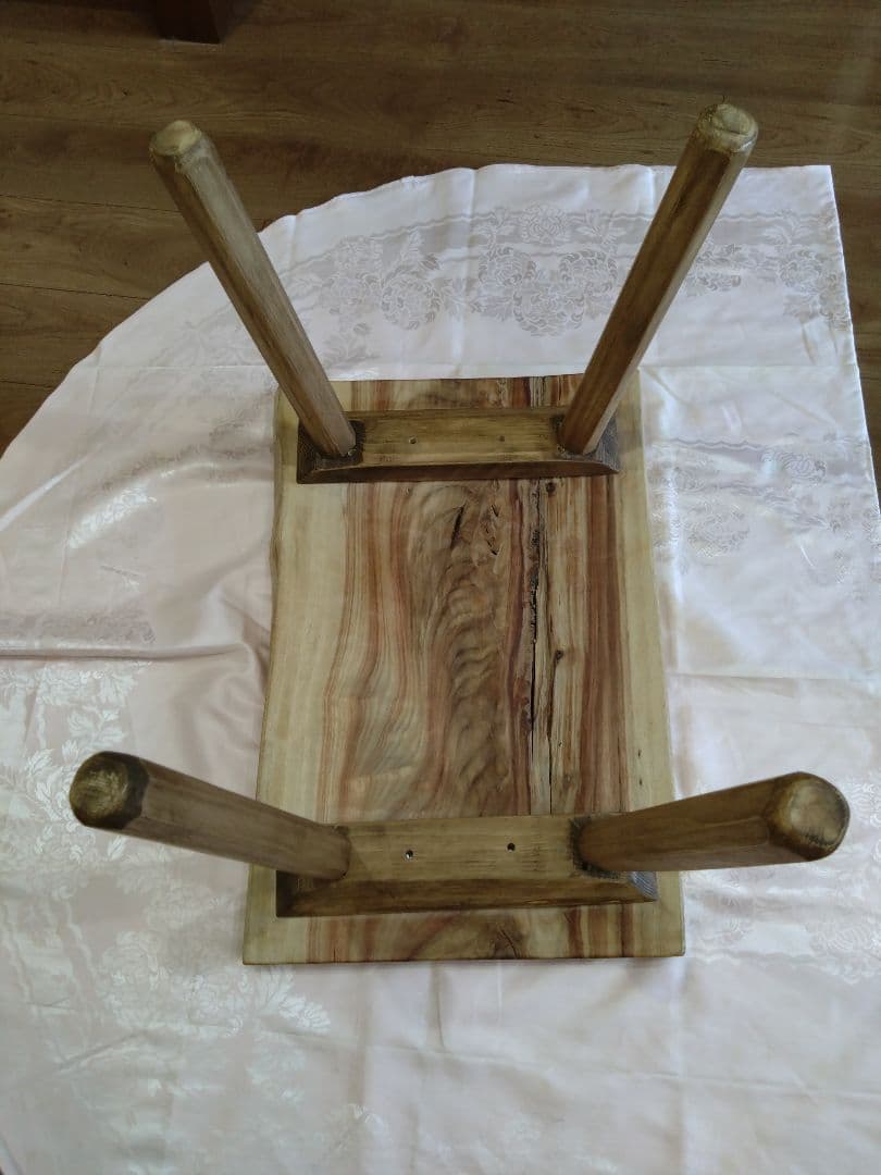 楠（くす）のテーブル⑲　耳付き楠の木の一枚板の模様が綺麗なテーブル