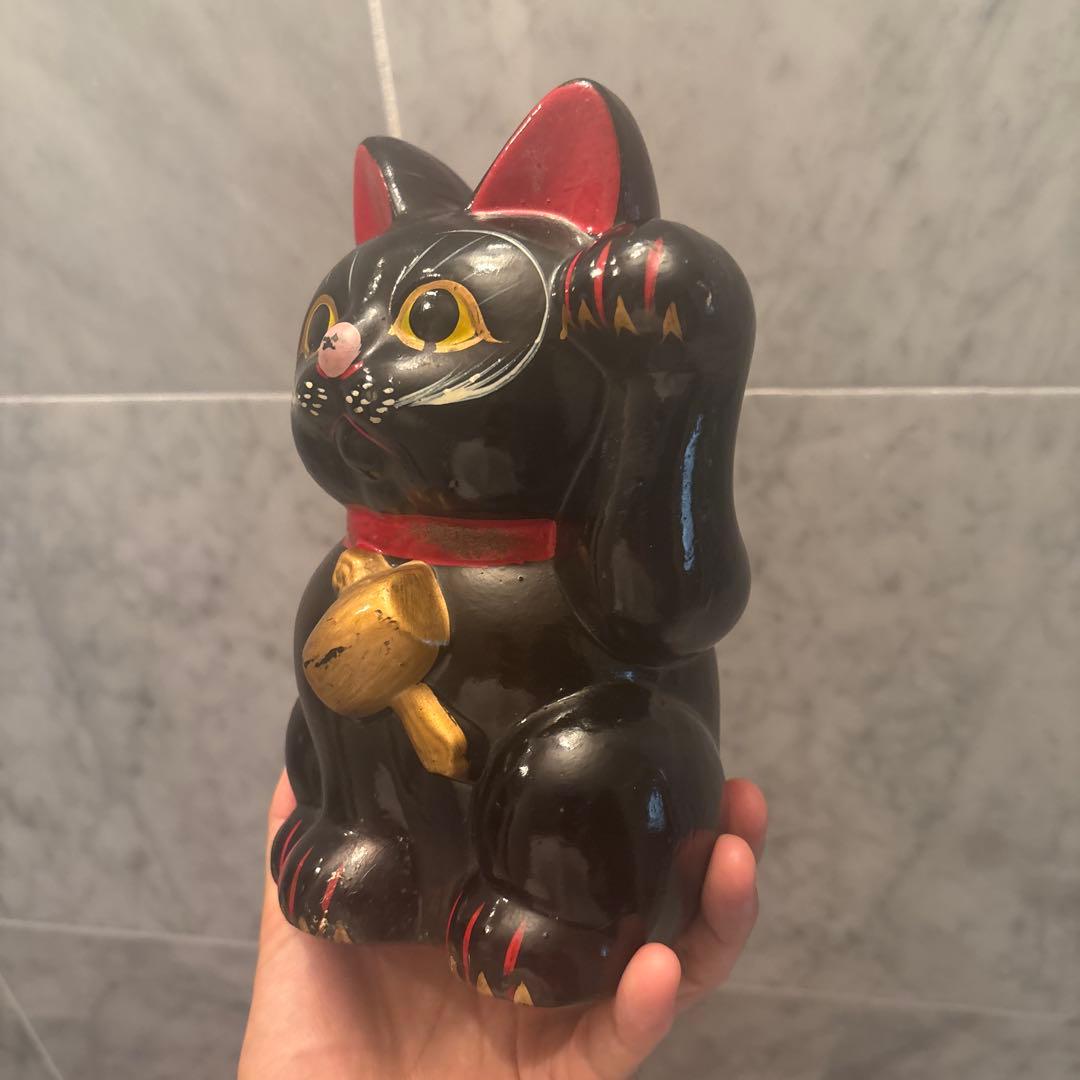 アンティーク手描きの長いお髭と大きな瞳が芸術的で打ち出の小槌が珍しい招き猫の陶器