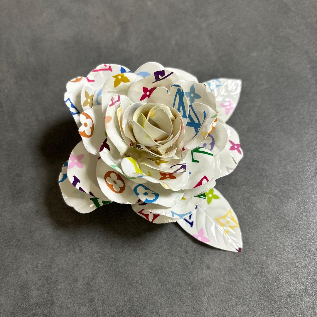 ルイヴィトンマルチカラー花型ブローチ ホワイト マルチカラー
