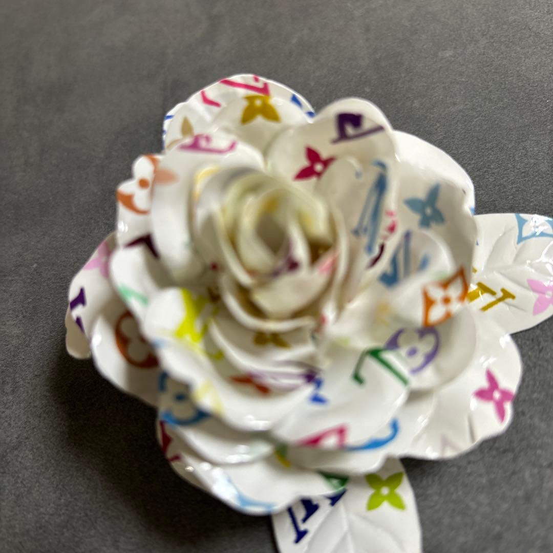 ルイヴィトンマルチカラー花型ブローチ ホワイト マルチカラー