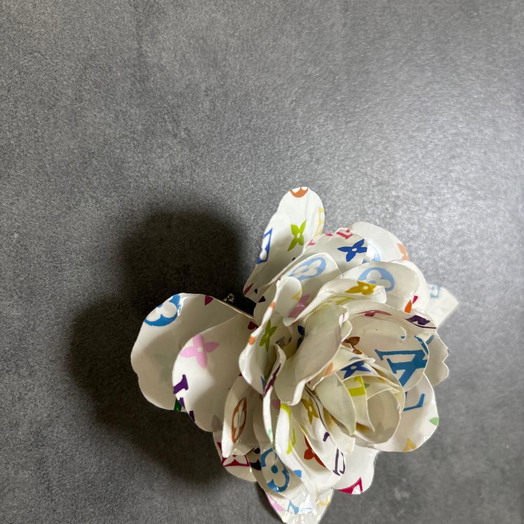 ルイヴィトンマルチカラー花型ブローチ ホワイト マルチカラー