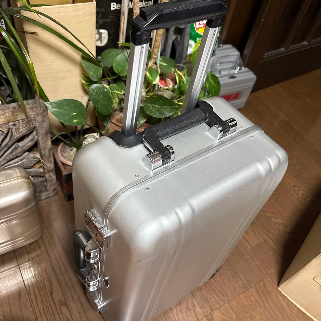 無骨でかっこいい！ゼロハリバートン　アルミ製スーツケース　機内持ち込み可