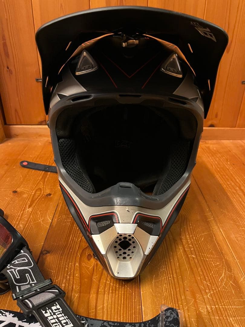 FOX V3 パイロット　オフロード　ヘルメット