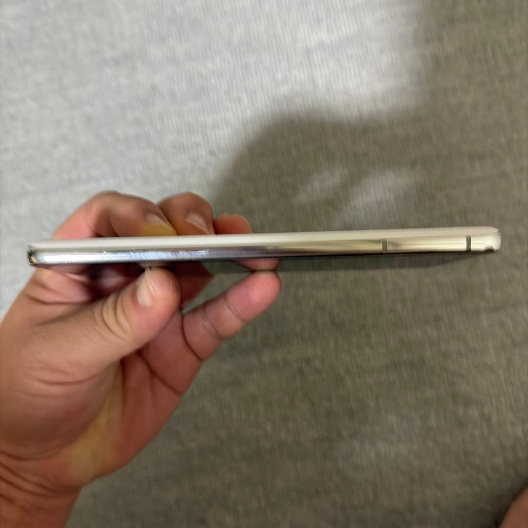 中古品　スマートフォン本体及び付属品一式（SIMロック解除済み、初期化済み）