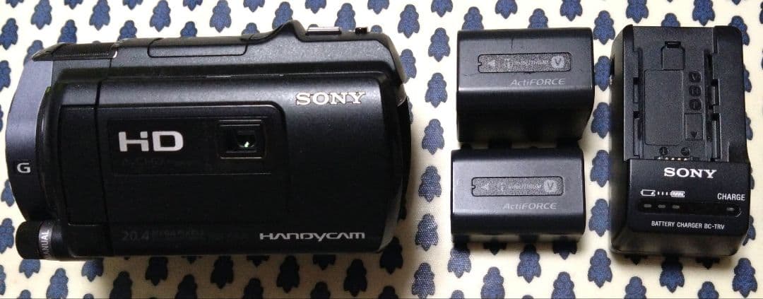 SONY HDR-PJ630V ビデオカメラ本体、バッテリー2個備品あり　三脚付