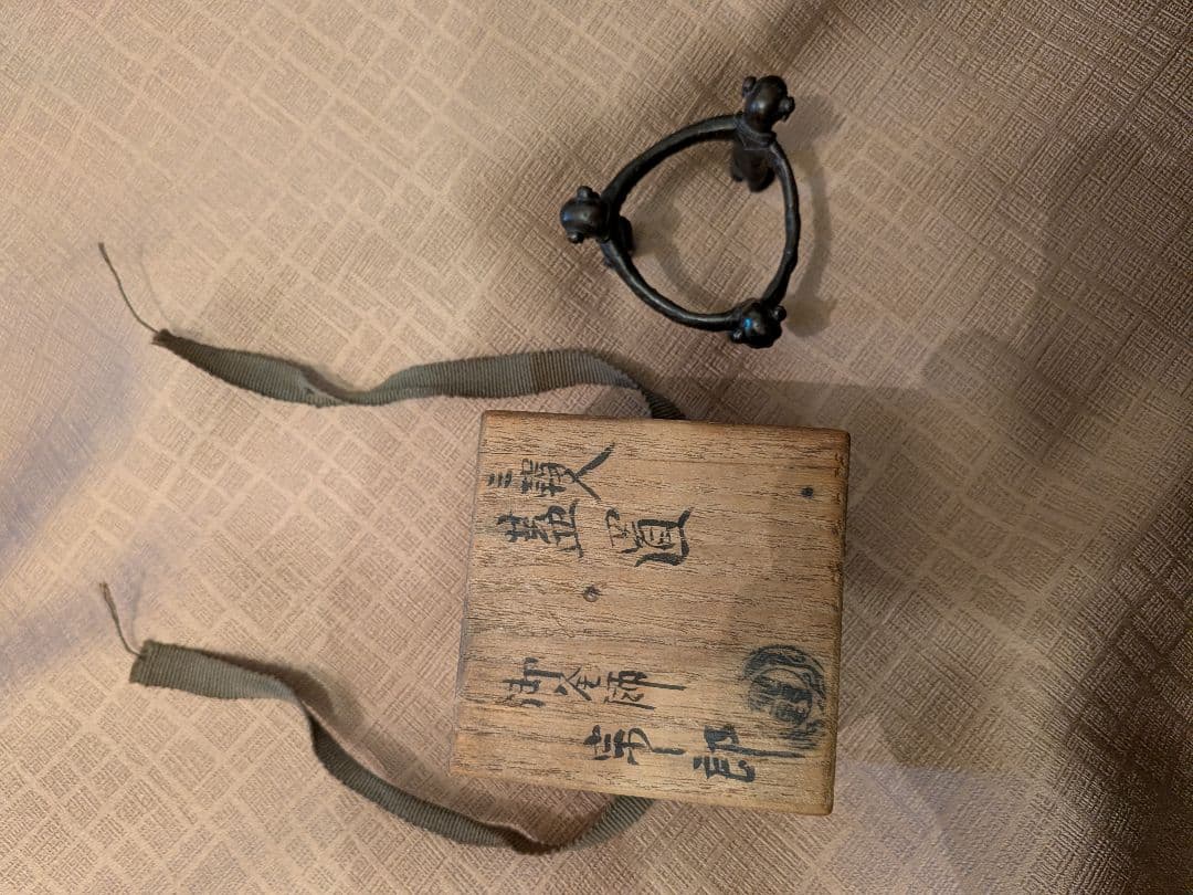 金属製人形デザイン工芸品 木箱付き