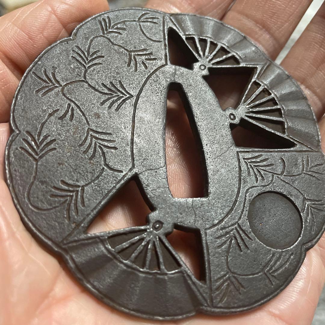 鉄地扇文透かし鍔　鍔飾り付き