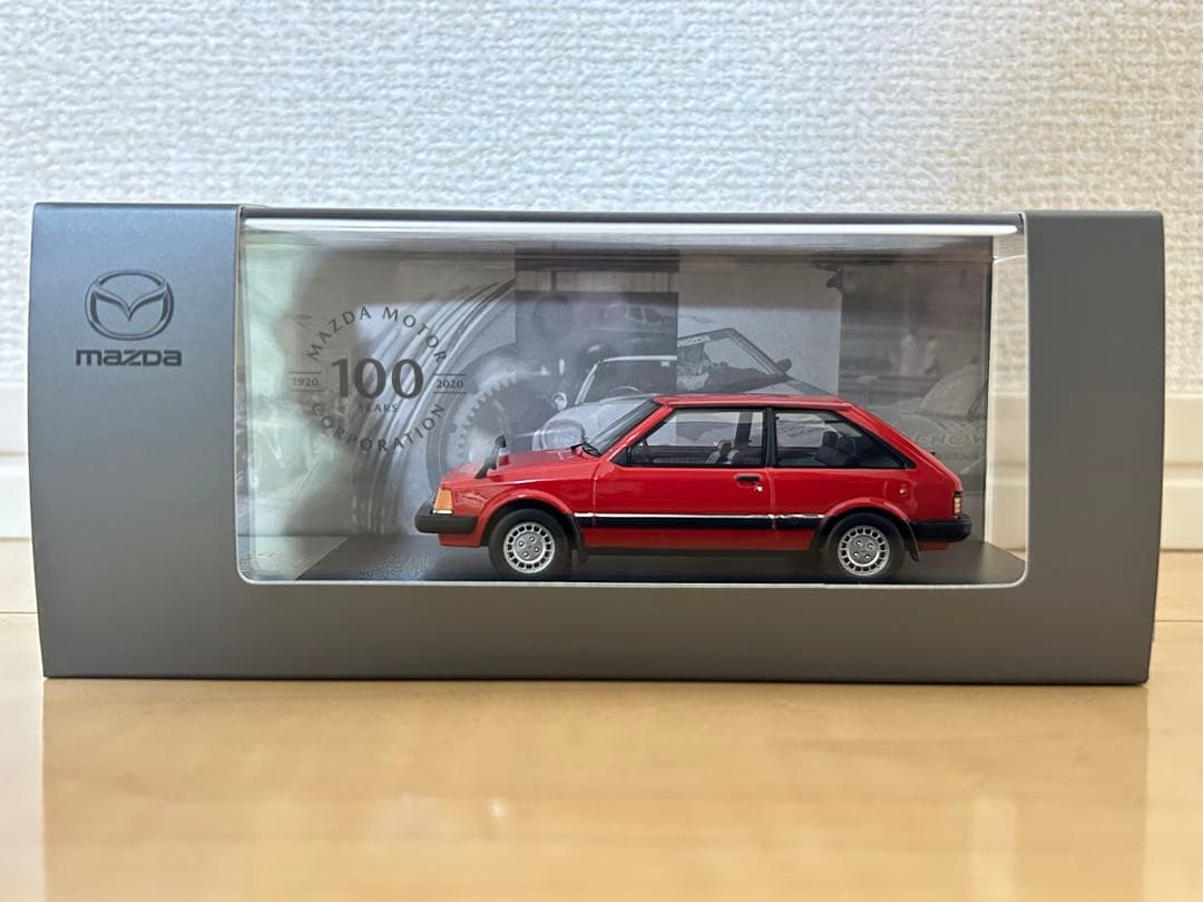 Mazda familia 1/43スケールモデル 赤