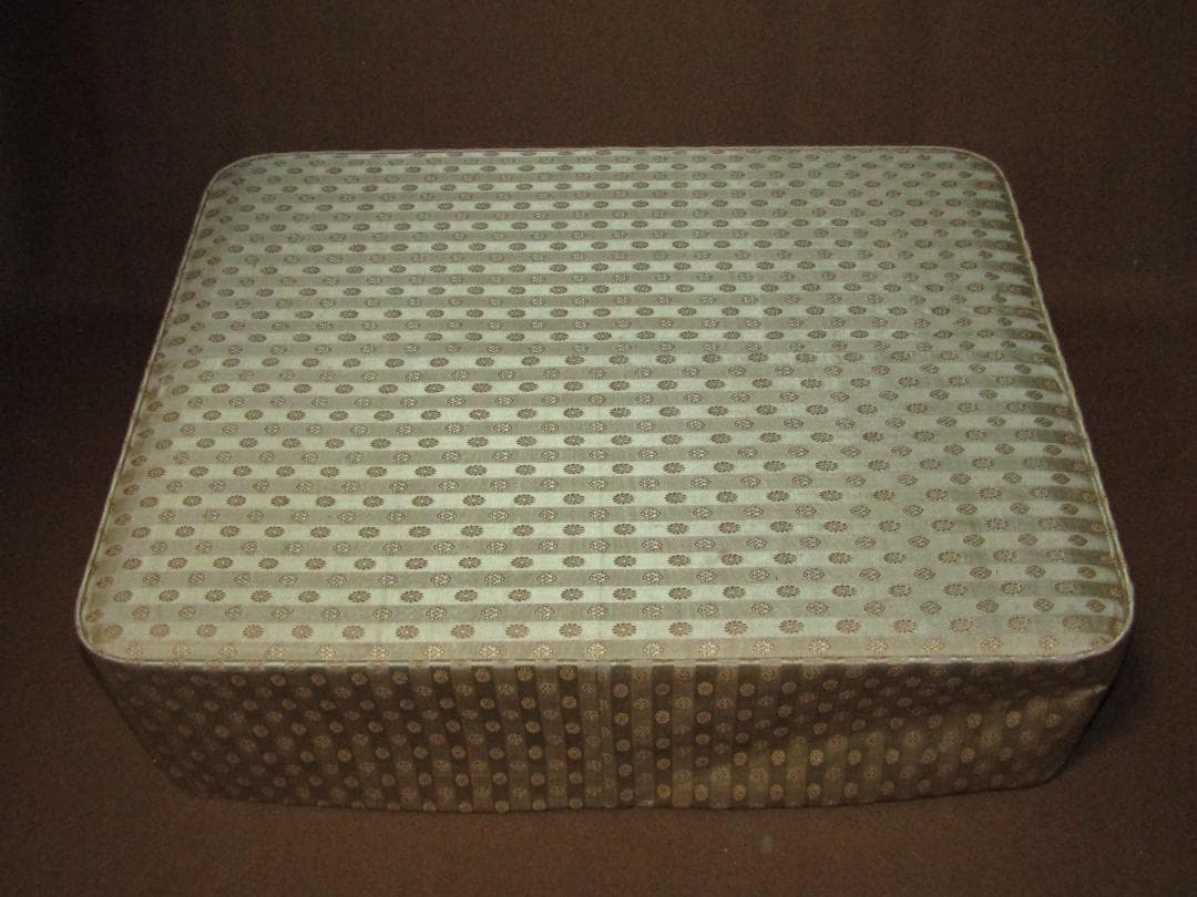 珍品！【江戸時代　小袖生地内張り箱】刺繍・絞り　古布