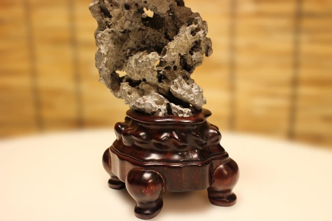 グレーの石彫刻 木製台座付き 太湖石　中国