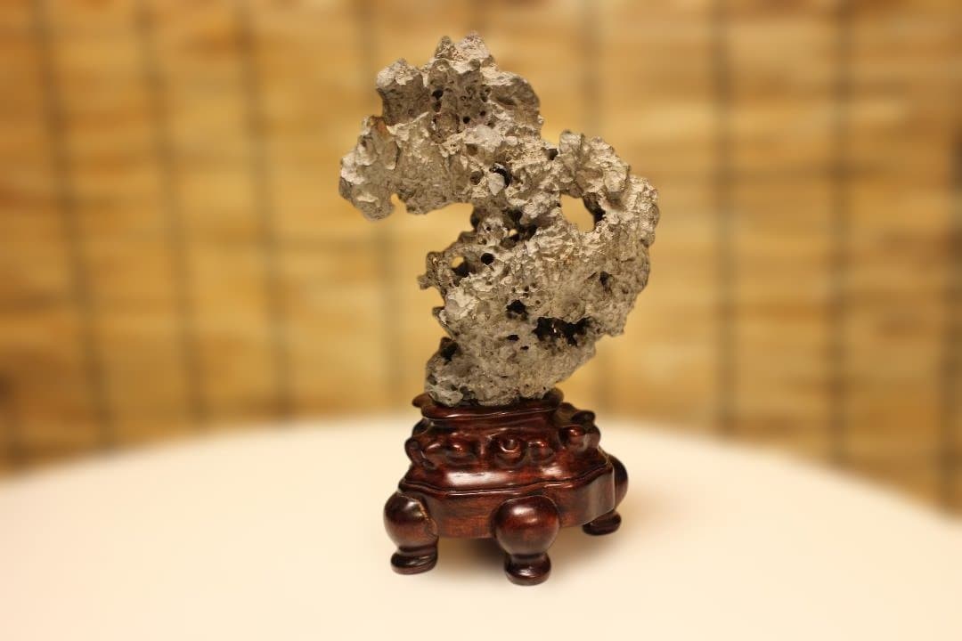 グレーの石彫刻 木製台座付き 太湖石　中国
