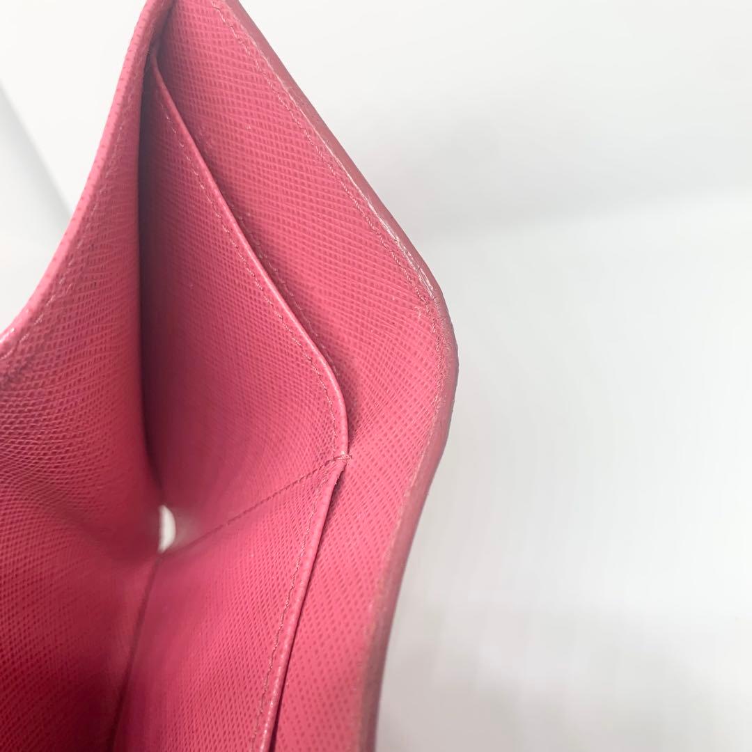 人気色✨PRADA 濃ピンク サフィアーノ ミニウォレット レター型 金ロゴ