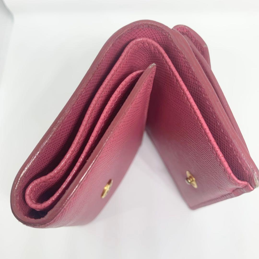 人気色✨PRADA 濃ピンク サフィアーノ ミニウォレット レター型 金ロゴ