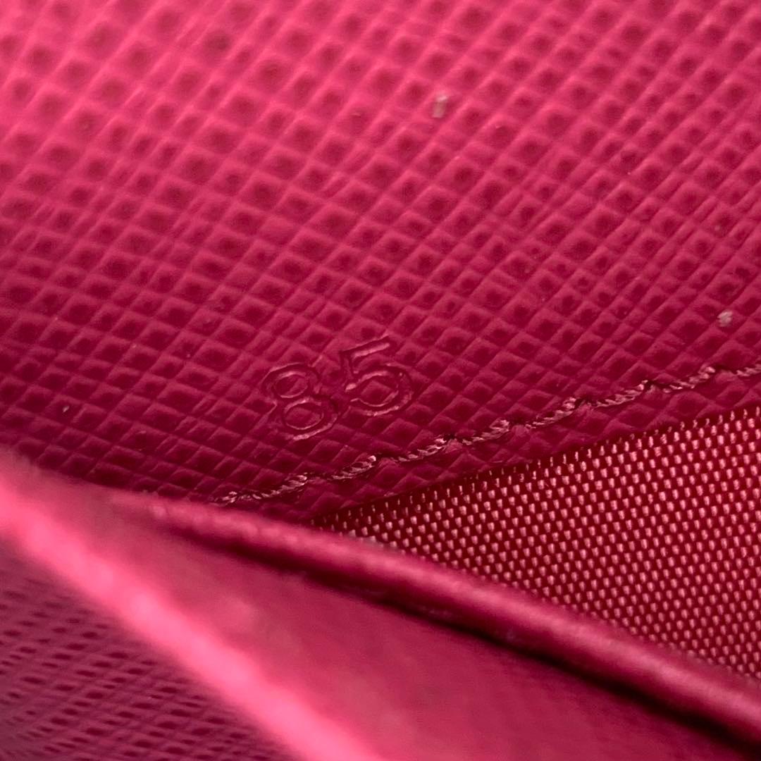 人気色✨PRADA 濃ピンク サフィアーノ ミニウォレット レター型 金ロゴ