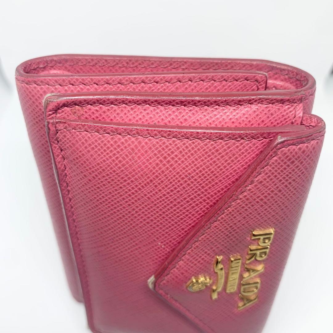 人気色✨PRADA 濃ピンク サフィアーノ ミニウォレット レター型 金ロゴ