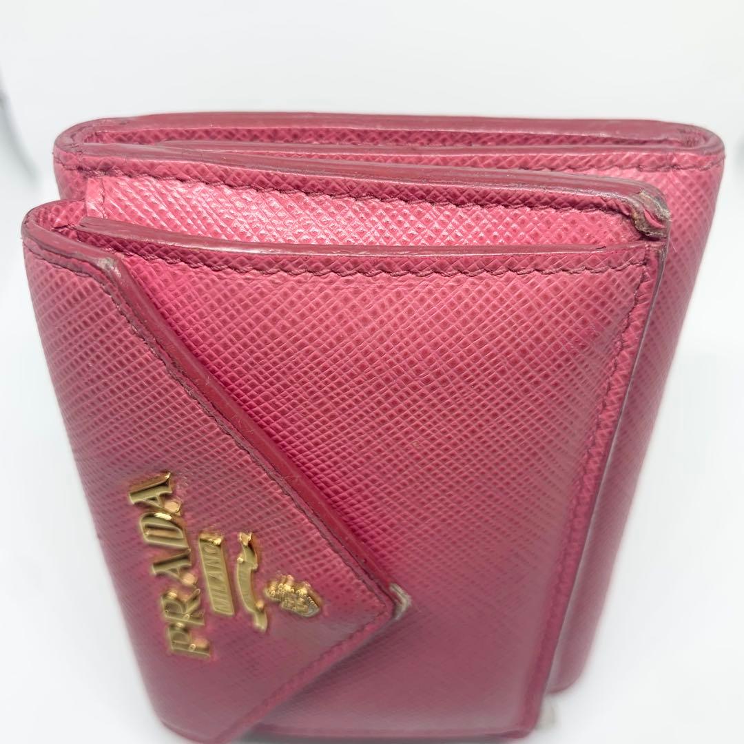 人気色✨PRADA 濃ピンク サフィアーノ ミニウォレット レター型 金ロゴ