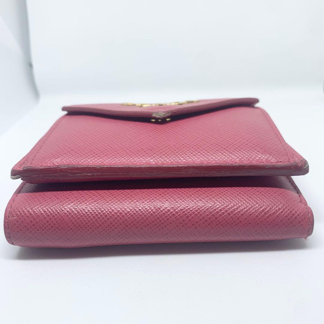 人気色✨PRADA 濃ピンク サフィアーノ ミニウォレット レター型 金ロゴ