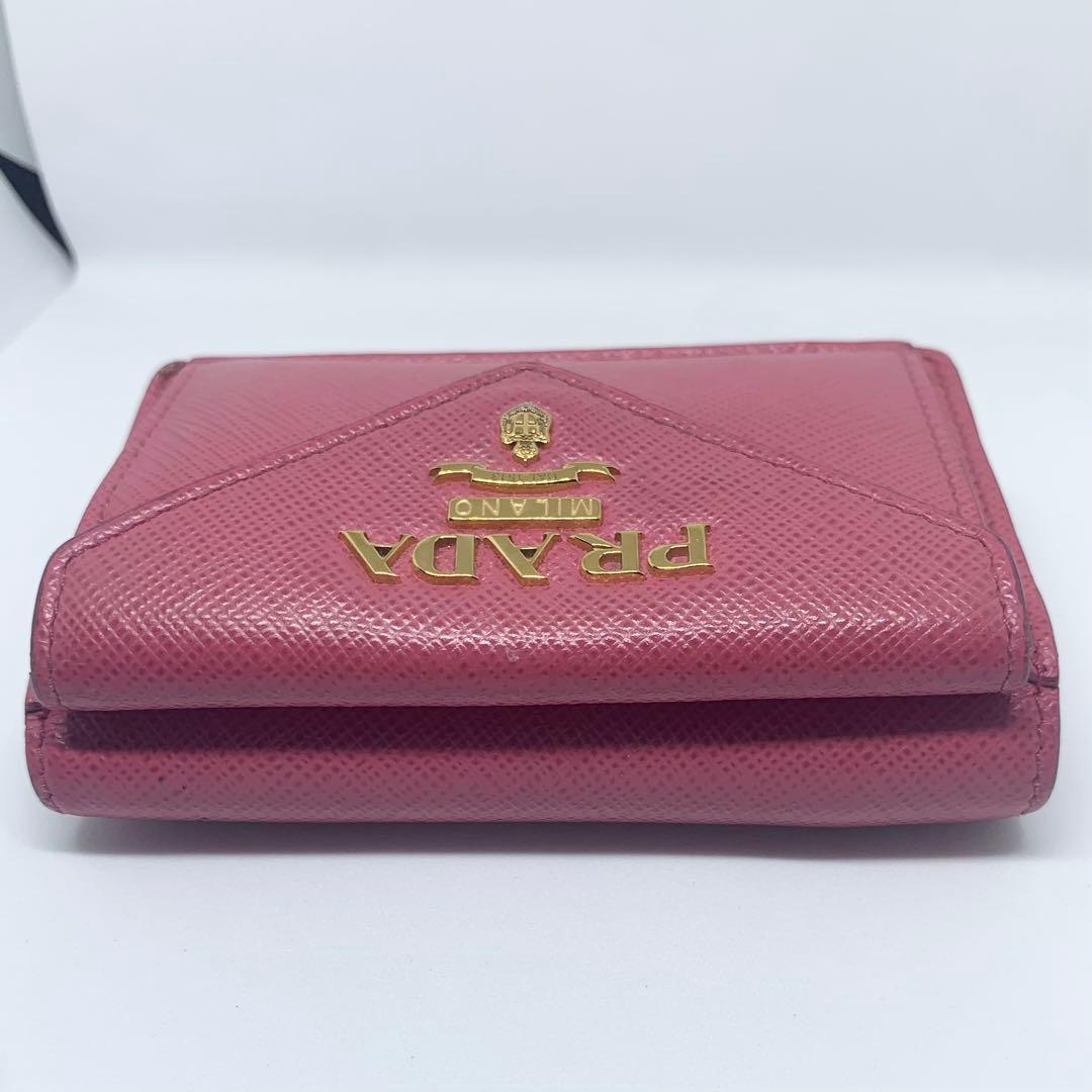人気色✨PRADA 濃ピンク サフィアーノ ミニウォレット レター型 金ロゴ