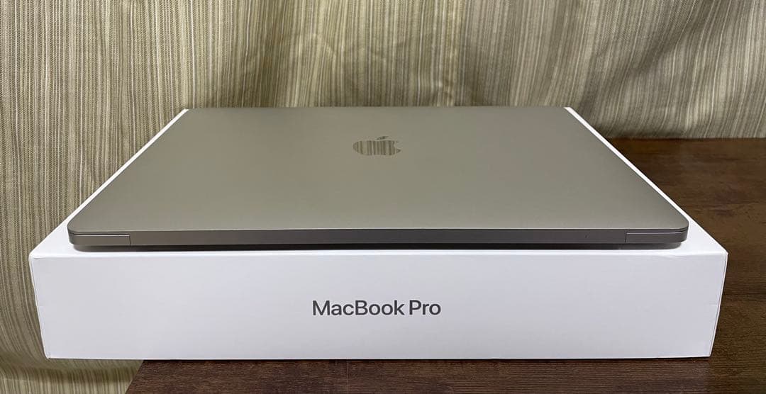 美品 MacBook Pro 2020 13インチ TouchBar 付き