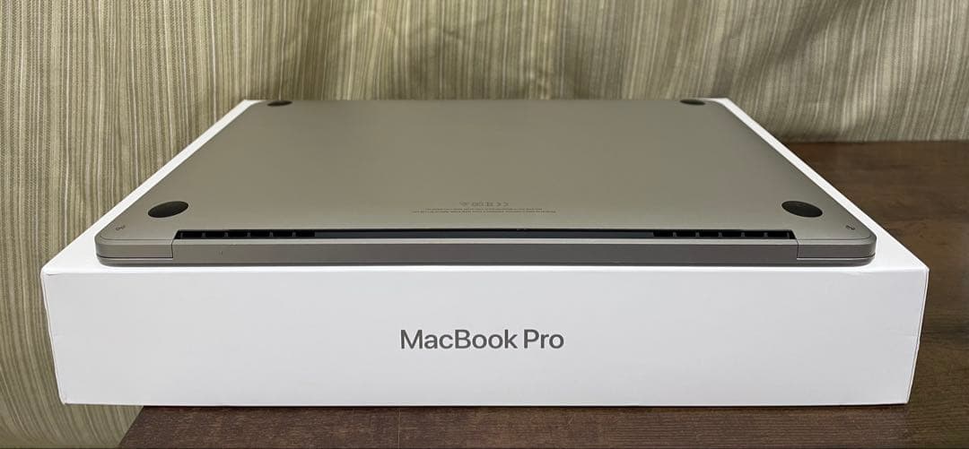 美品 MacBook Pro 2020 13インチ TouchBar 付き