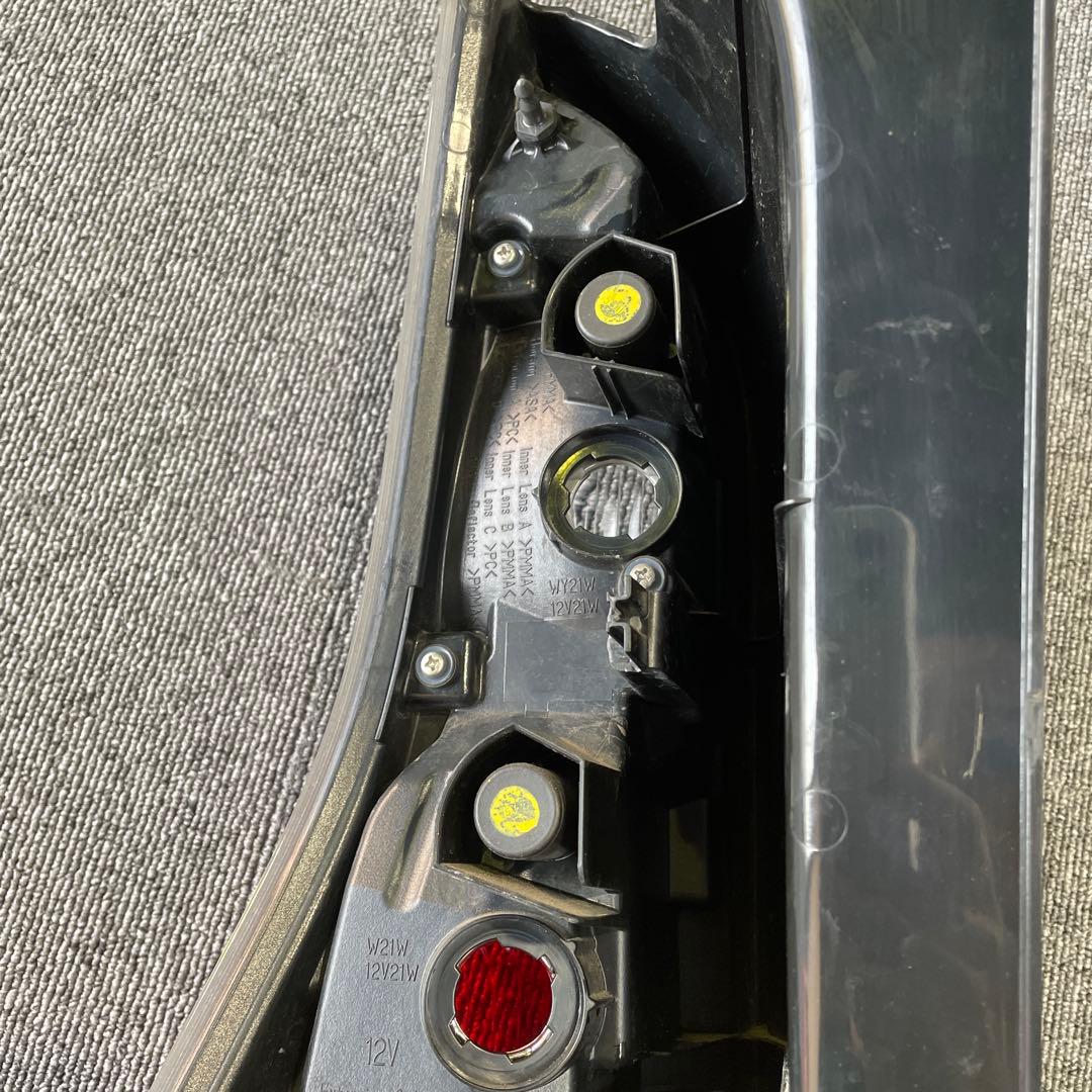 ニッサン　セレナ　リヤコンビネーションランプユニット　右