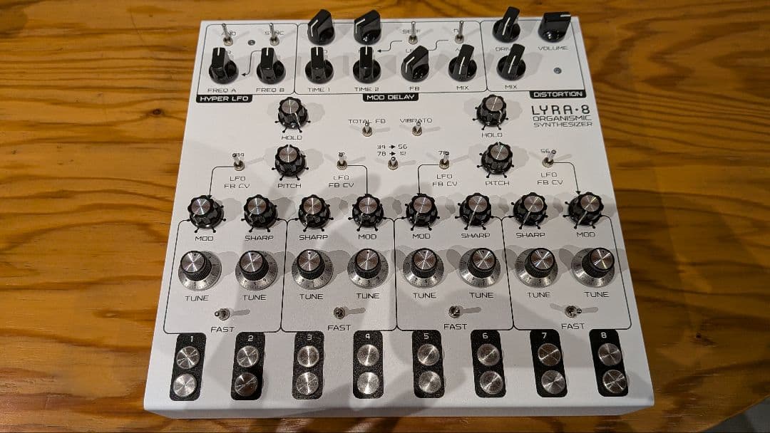 LYRA-8 アナログシンセサイザー