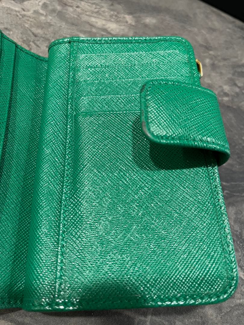 PRADA グリーン 二つ折り財布　サフィアーノ
