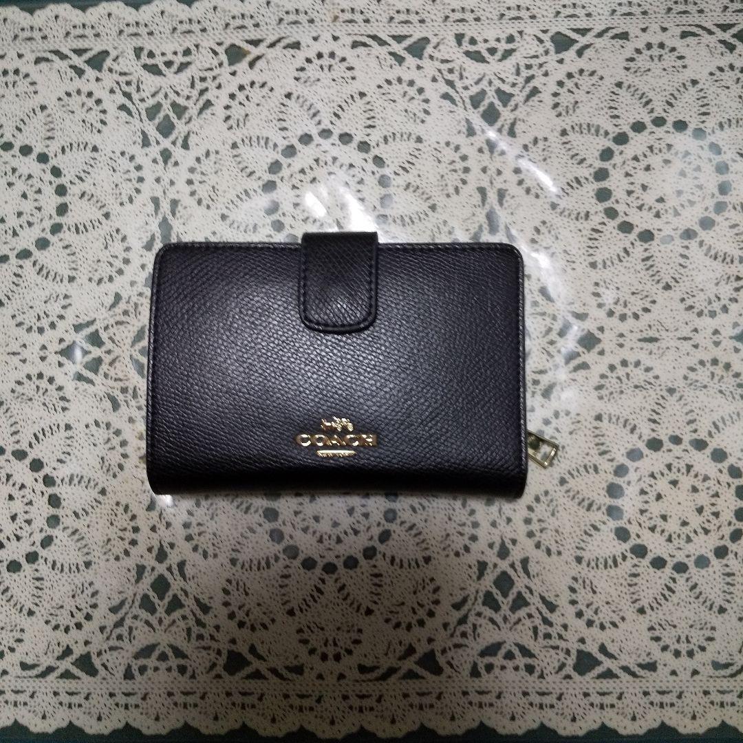 正規品❗️COACHブラックレザー 二つ折り財布 ❣️美品。ゴールドロゴ