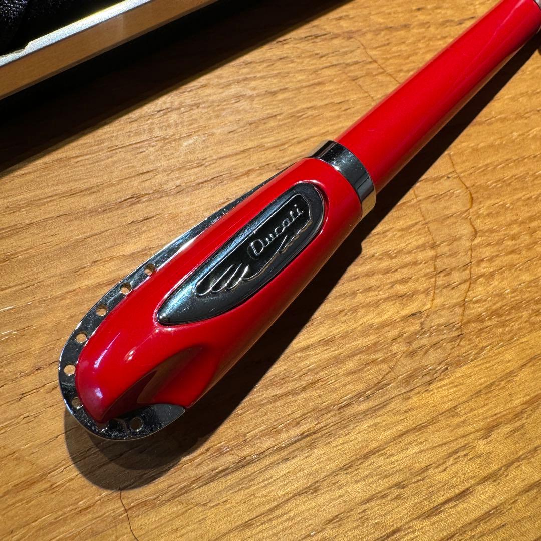 ドゥカティ 750 万年筆