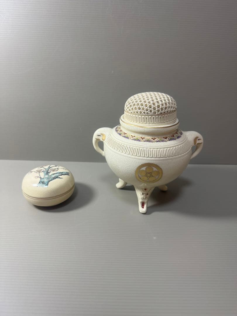 2067 薩摩焼　紋入香炉　梅模様香合　未使用