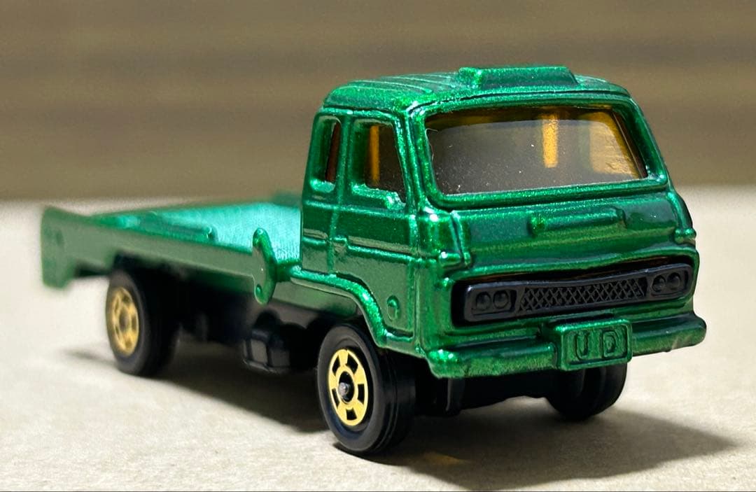 トミカ UD コンドル ブルドーザーキャリア