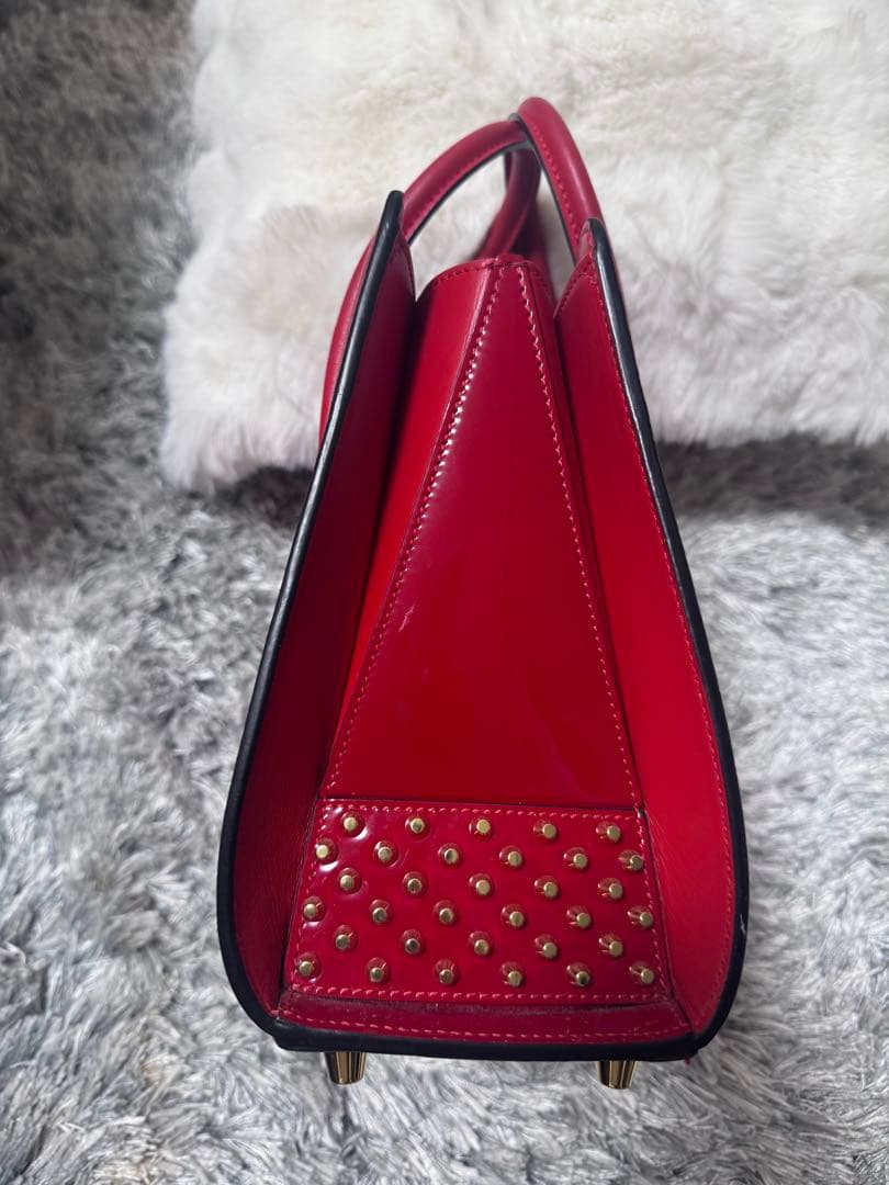クリスチャンルブタン スタッズ付き赤レザーハンドバッグ