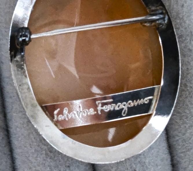 サルバトーレフェラガモ　シェルカメオSV925ブローチ／トップ箱付き　39360