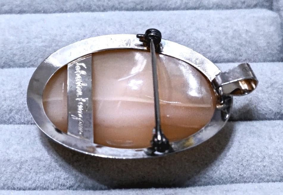 サルバトーレフェラガモ　シェルカメオSV925ブローチ／トップ箱付き　39360