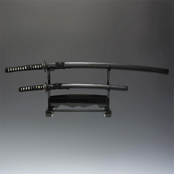 岐阜県関市製の模造刀 黒石目 大刀・小刀・刀掛け3点セットです。