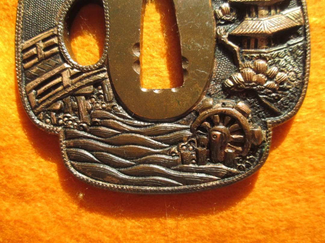 江戸金工師　銅地木瓜形鍔　象嵌　魚々子地　城郭　水車　橋　松　水辺