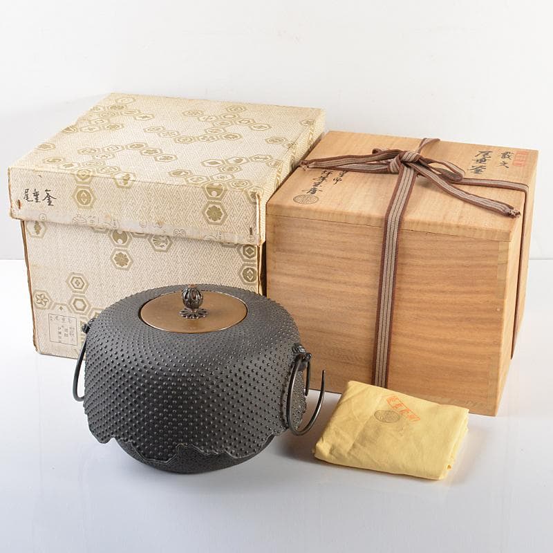 茶道具　那古野釜　釜師　伊藤宝斉作　霰文　尾垂釜　共布共箱　M　R6230B