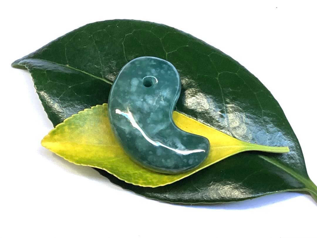 ✳premiumシリーズ　珍‼️希少吉兆雪輪文様 糸魚川青翡翠入りコン沢　鑑別書付