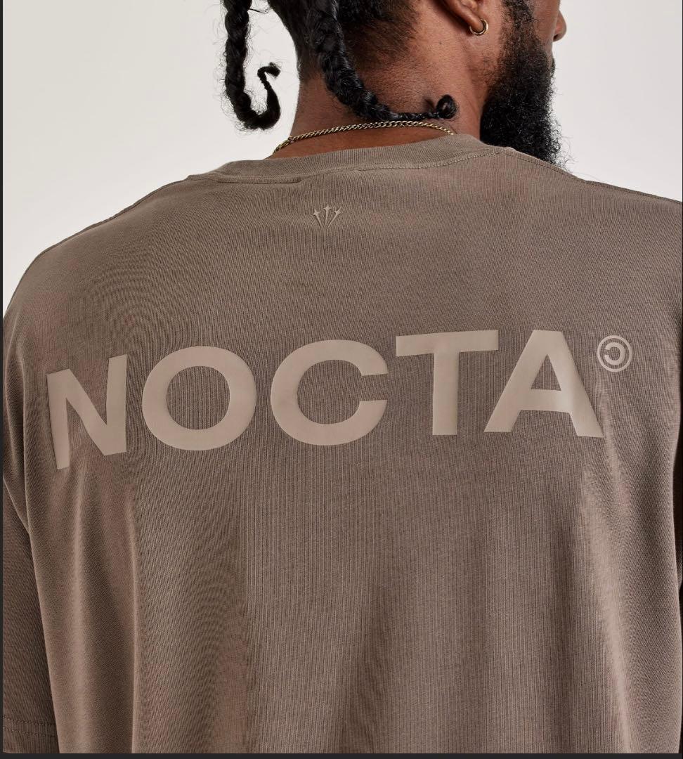 海外限定色☆ナイキx NOCTA【ショートスリーブグラフィックT】ブラウンL新品