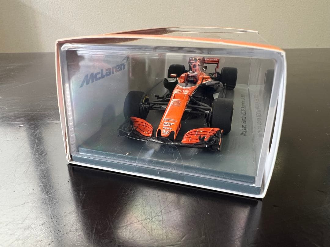 McLaren MCL32 2017 バンドーン。サイン入りミニカー1:43