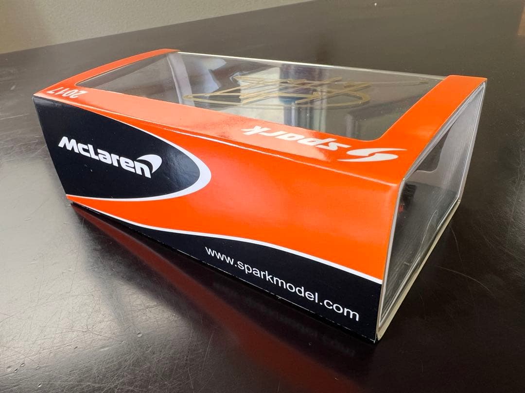 McLaren MCL32 2017 バンドーン。サイン入りミニカー1:43