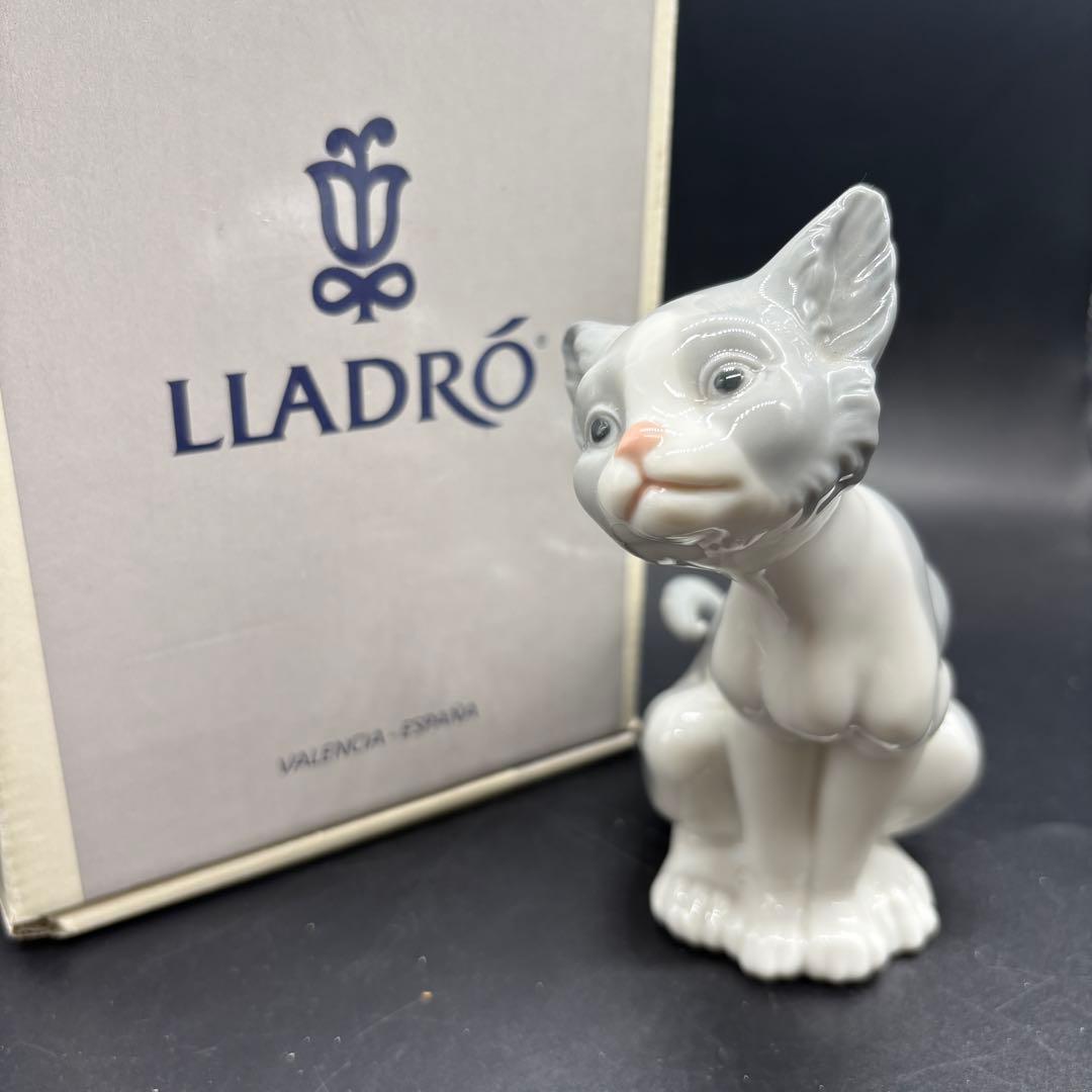 箱付き リヤドロ フィギュリン 置物　ネコ　ごはんをちょうだい　②　no.172