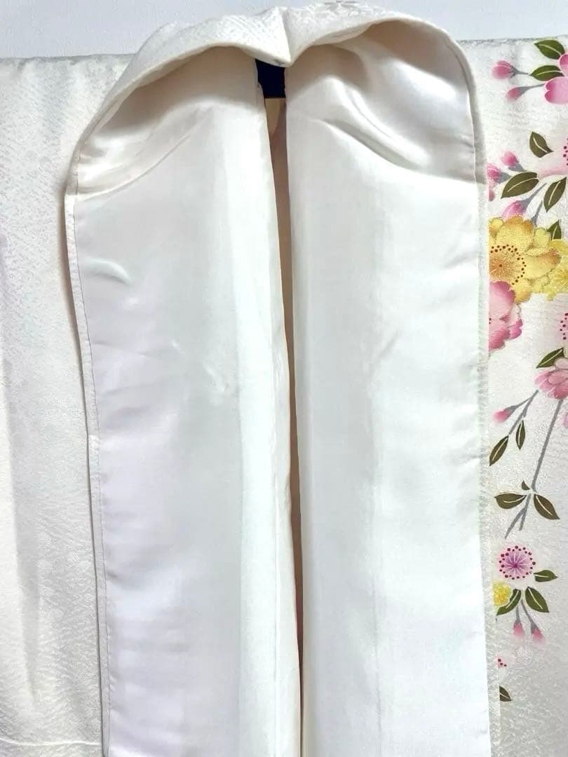 ［振袖］正絹　やわらかい白　ぼかし　桜　菊　草花　毬　流水　地紋　ママ振り